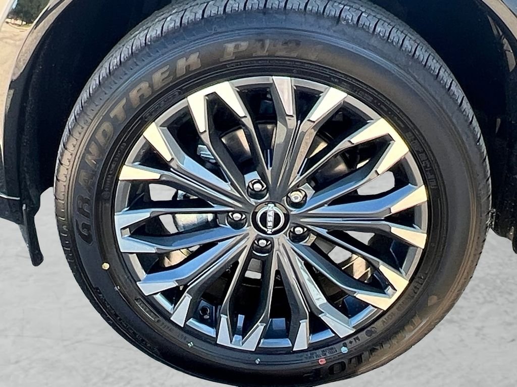 New 2026 Champagne Silver Metallic / Super Black Two-tone Nissan Platinum image 24