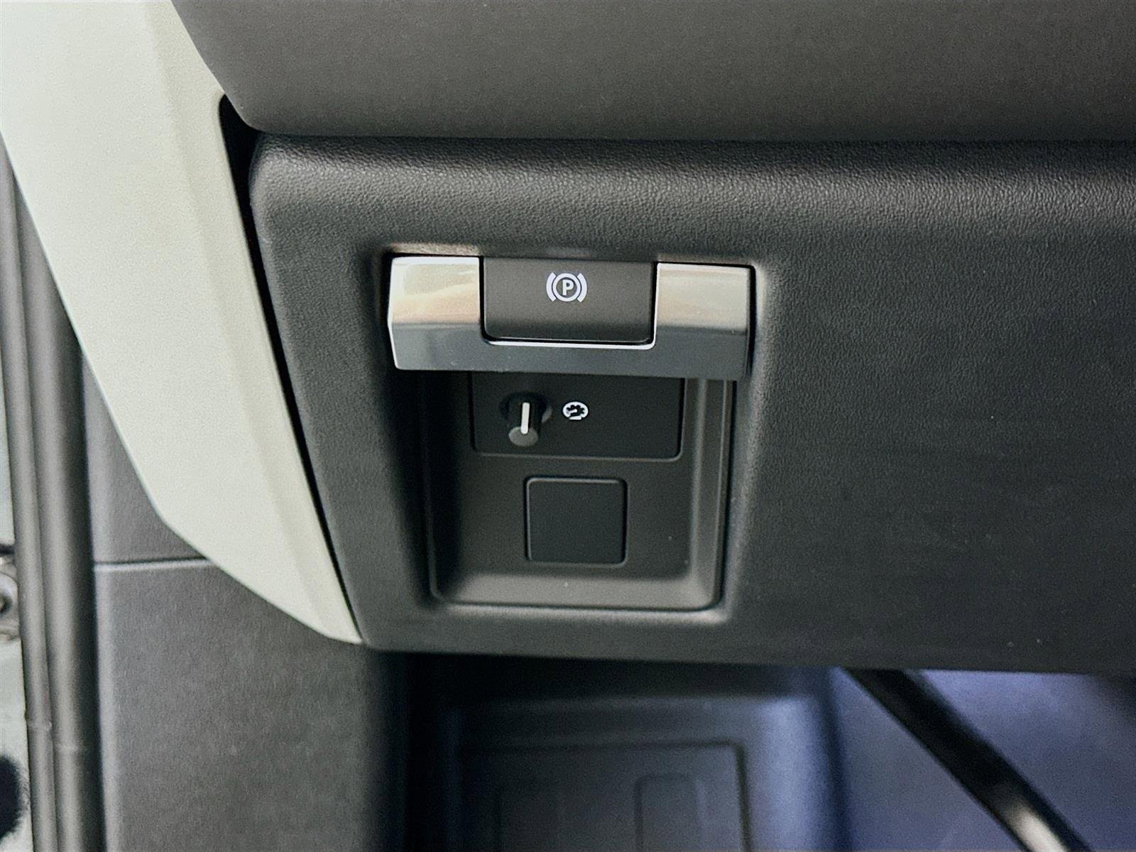 Used 2024 White Frost Land Rover S image 10