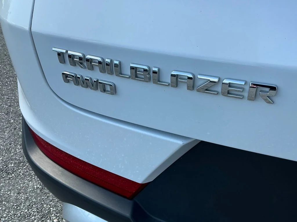 Used 2025 White Chevrolet LT image 22