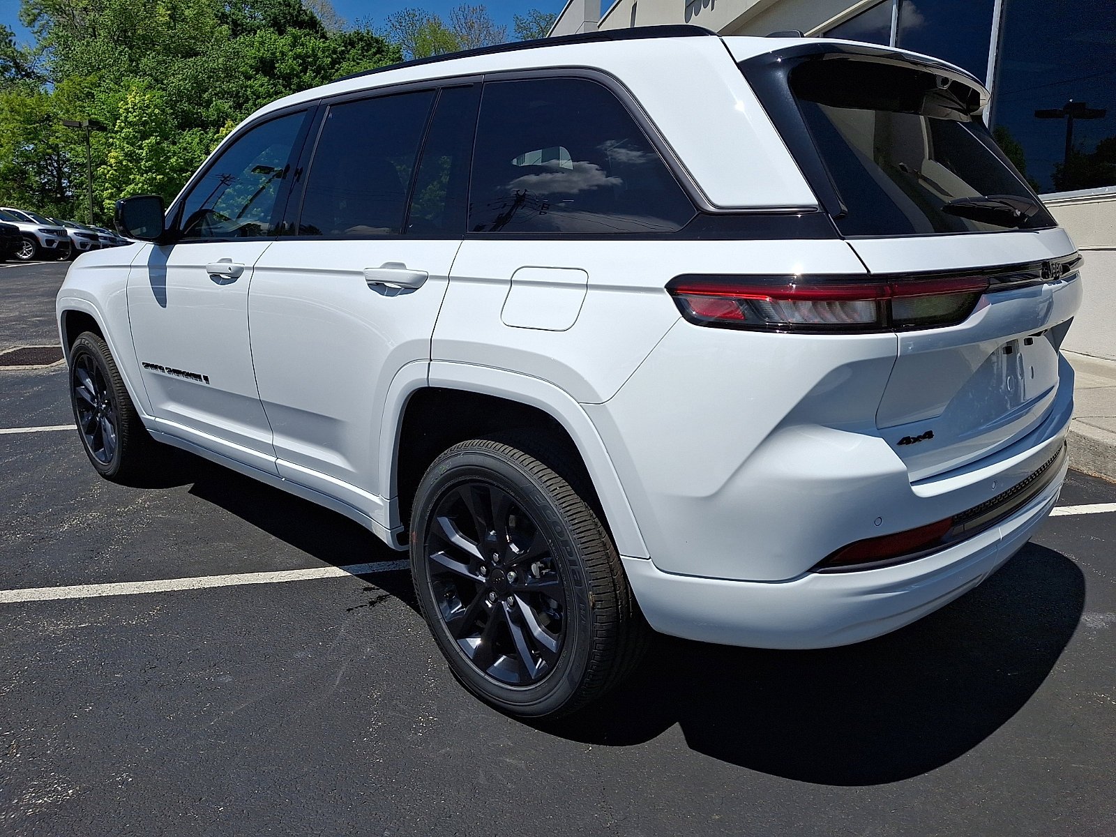 New 2026 Bright White Clear-Coat Exterior Paint Jeep Limited Reserve image 4