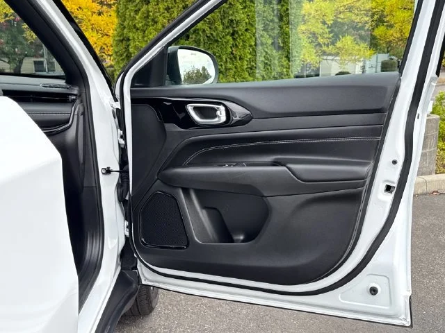 Used 2023 Bright White Clearcoat Jeep Latitude image 22