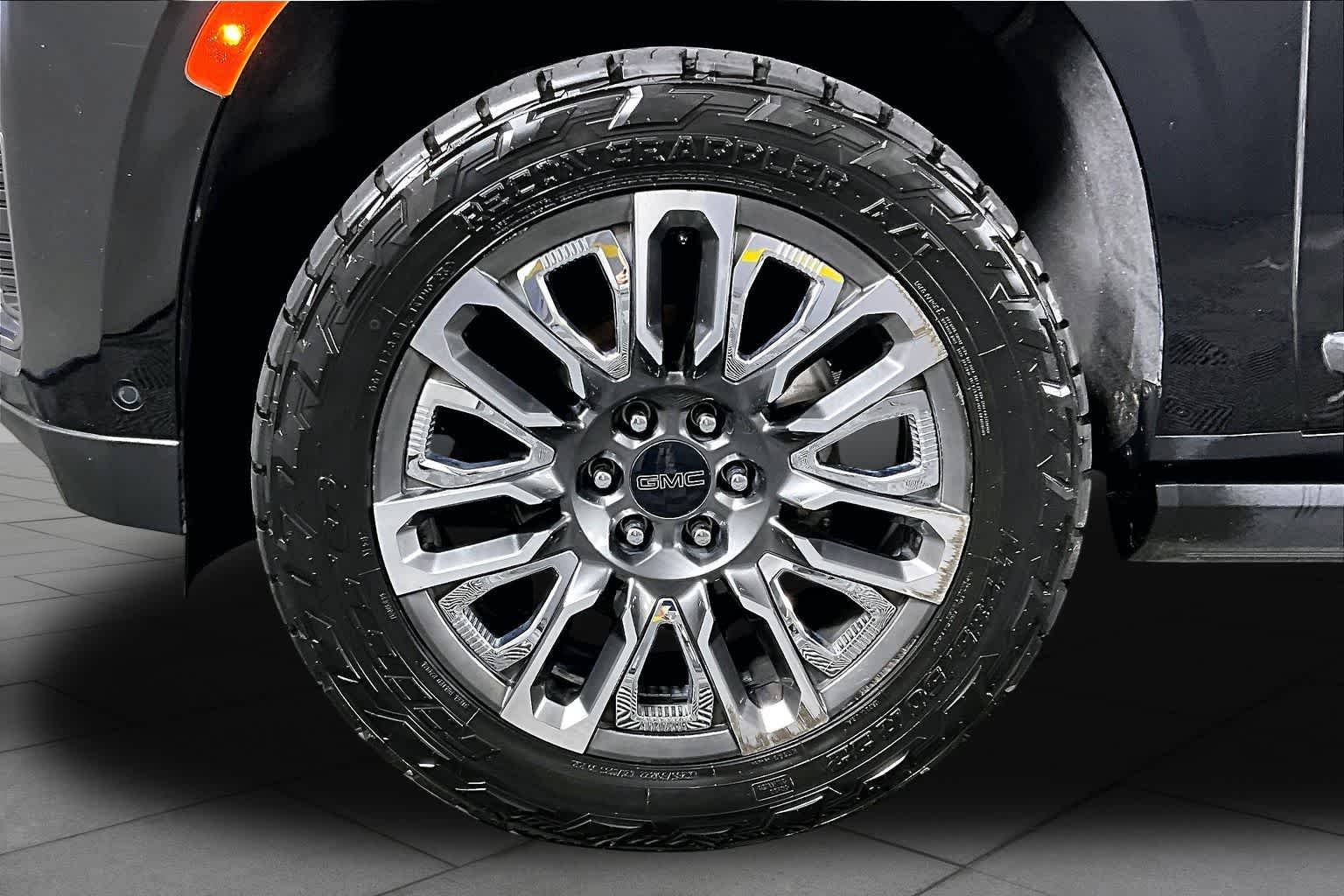 Used 2023 Onyx Black GMC Denali Ultimate image 11