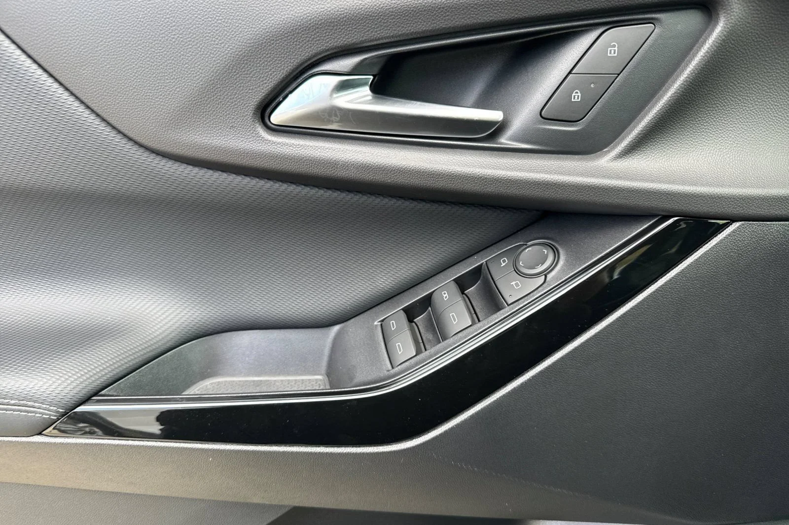 2027 Chevrolet Equinox LT - Photo 10