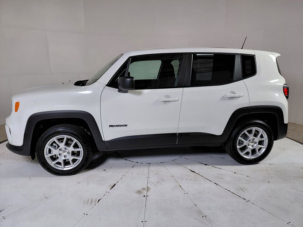 Certified Used 2023 White Jeep Latitude image 5