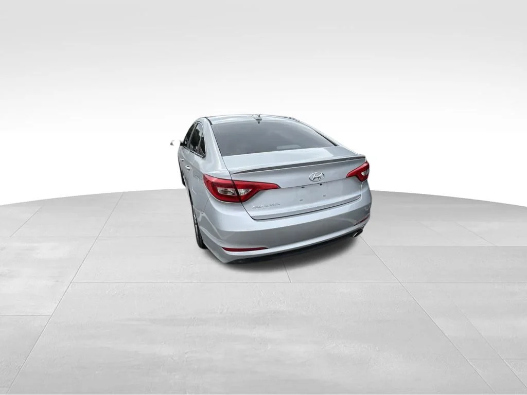 Used 2016 Silver Hyundai SE image 15
