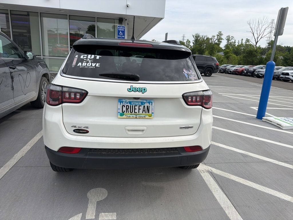Used 2018 White Jeep Latitude image 7