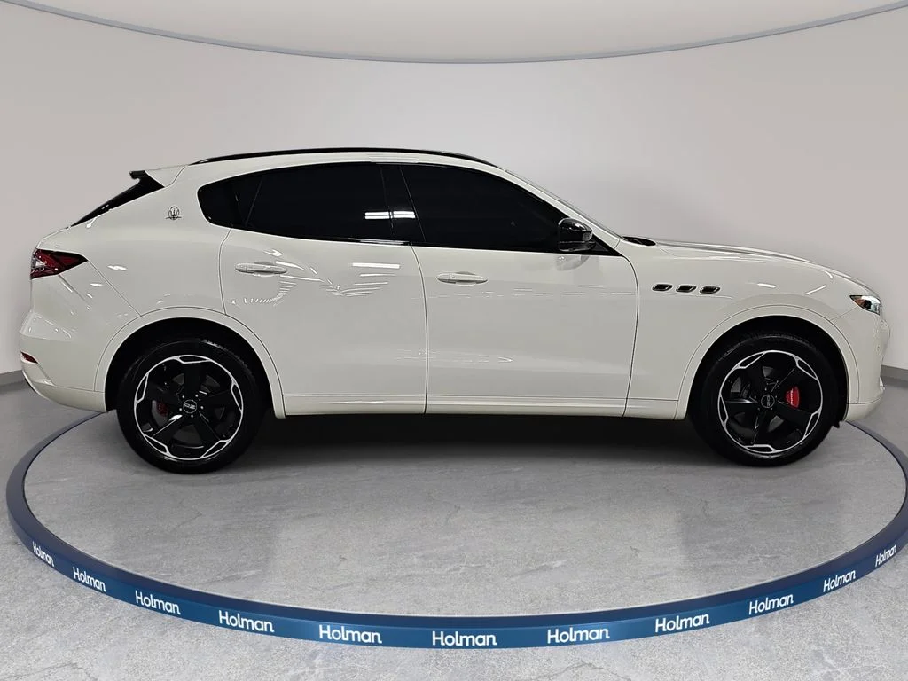 Used 2020  Maserati Base image 5