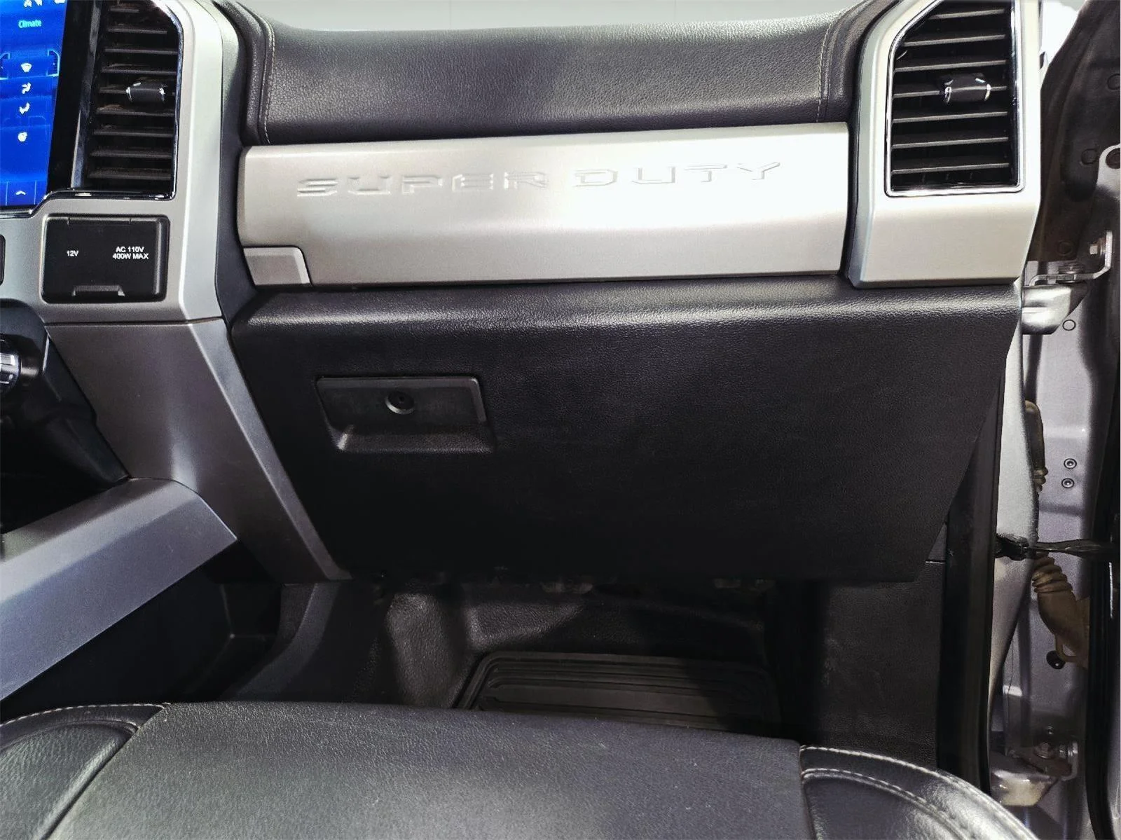 Used 2022 Iconic Silver/Carbonized Gray Ford Lariat image 55