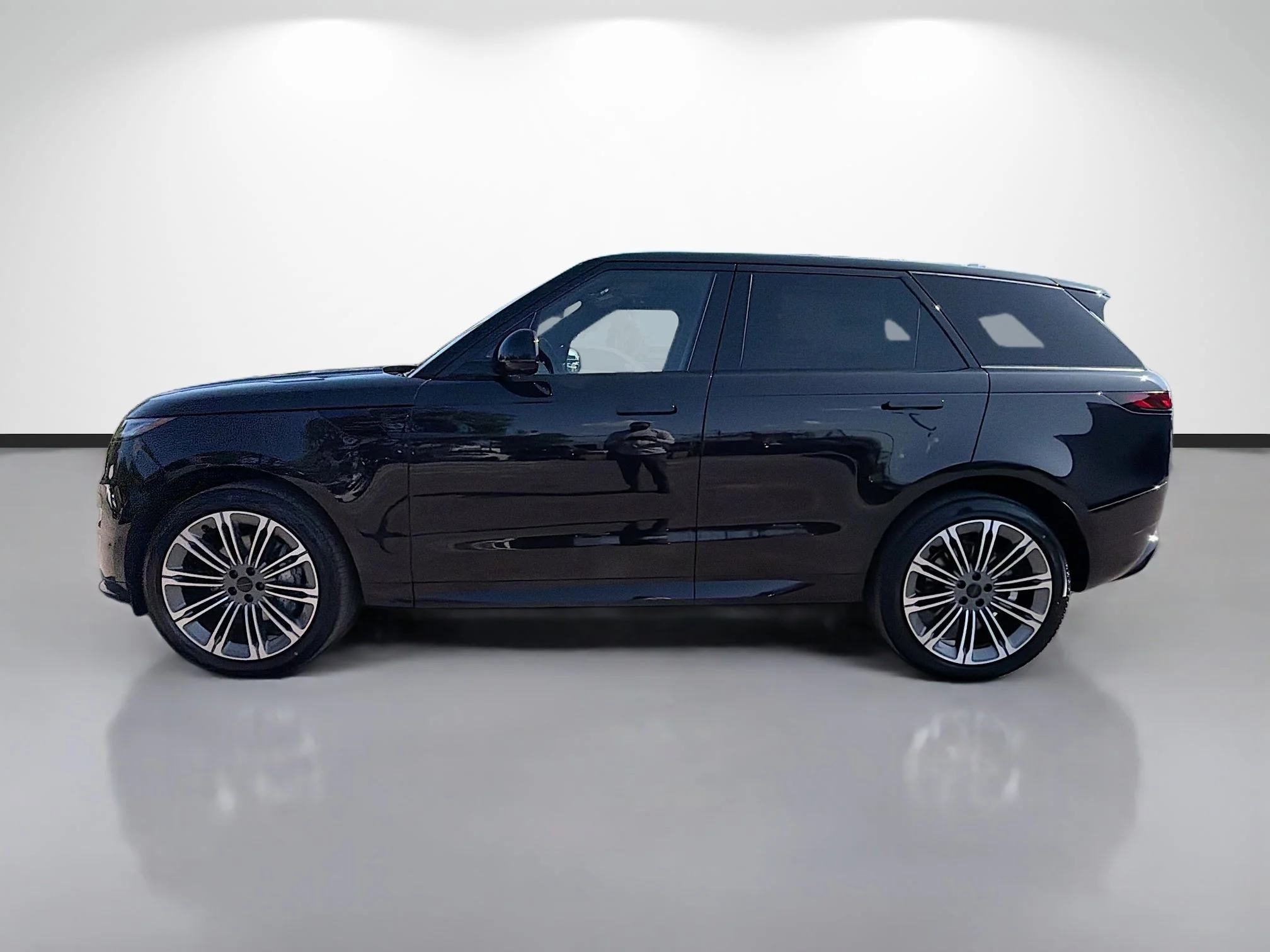 New 2026 Santorini Black Metallic Land Rover Dynamic SE image 2