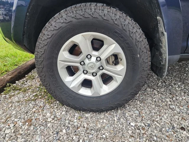 Used 2015 Blue Toyota SR5 image 3