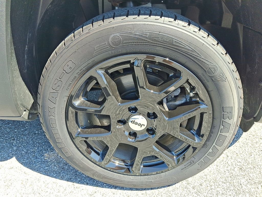 Used 2023 White Jeep Latitude image 9