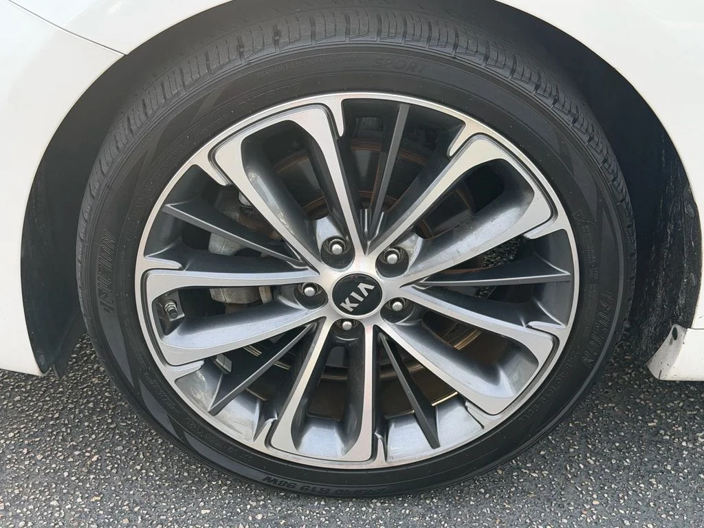 Used 2019 White Kia Technology image 9