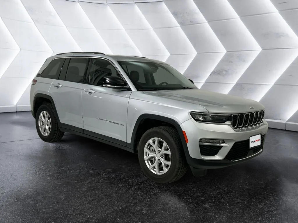 Used 2023 Silver Jeep Limited image 1