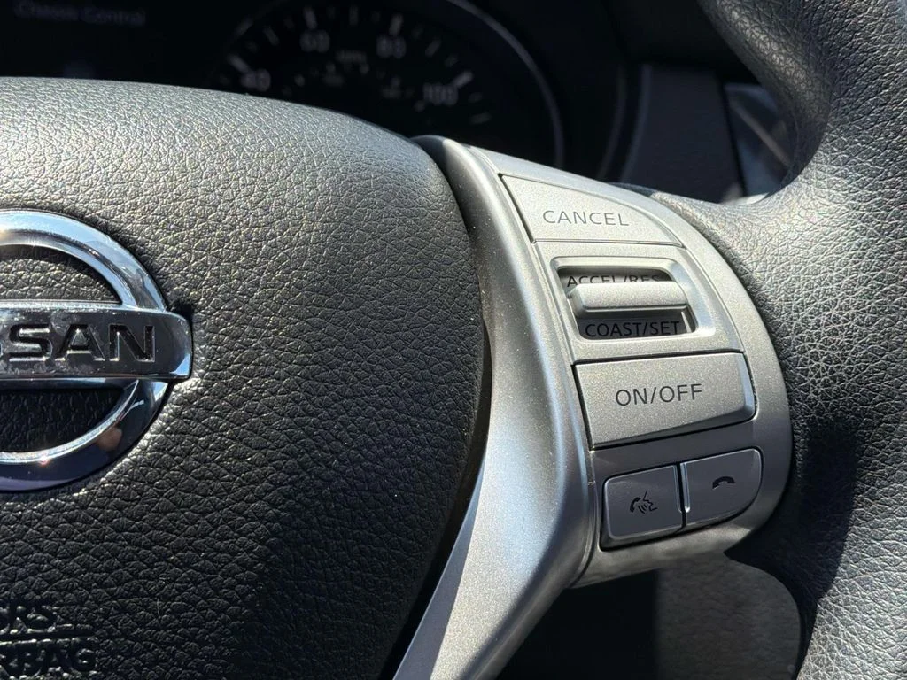 Used 2016 Cayenne Red Nissan SV image 15