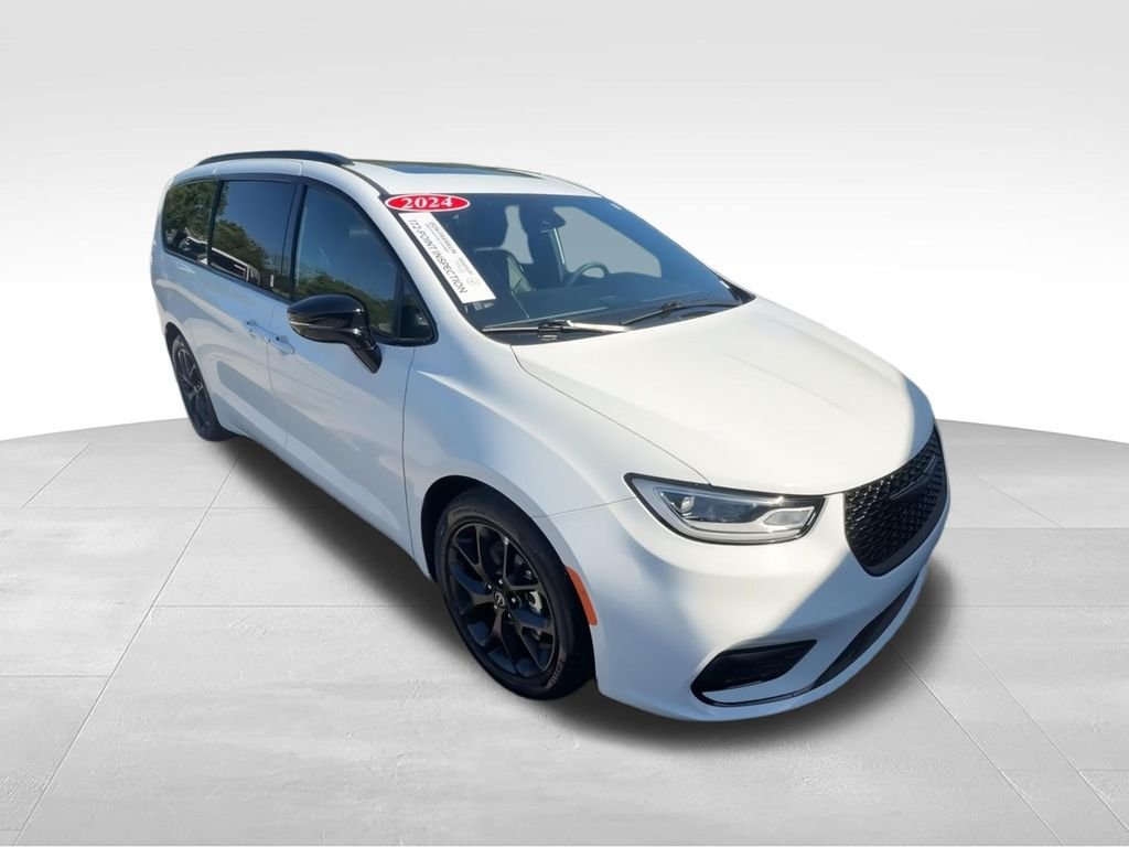 Used 2025 White Chrysler Limited image 2