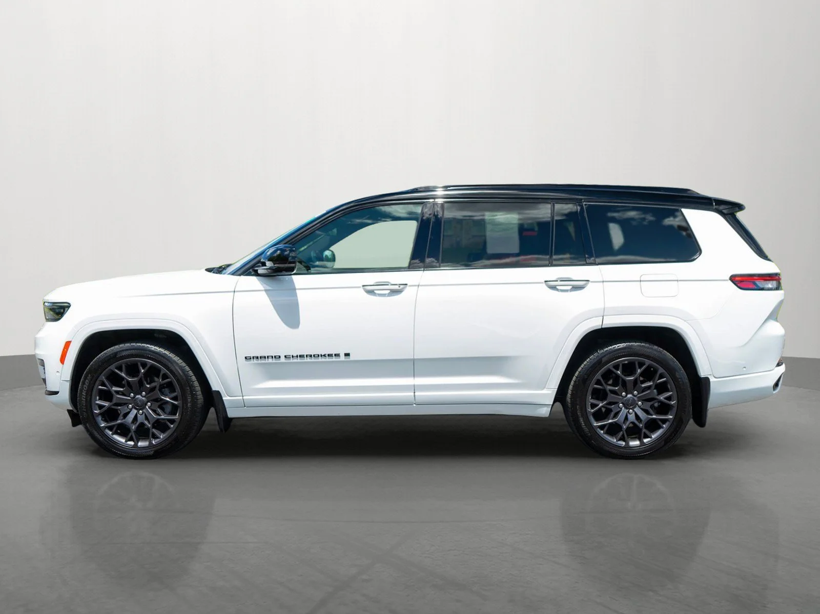 Used 2023 Bright White Clearcoat Jeep Summit image 4