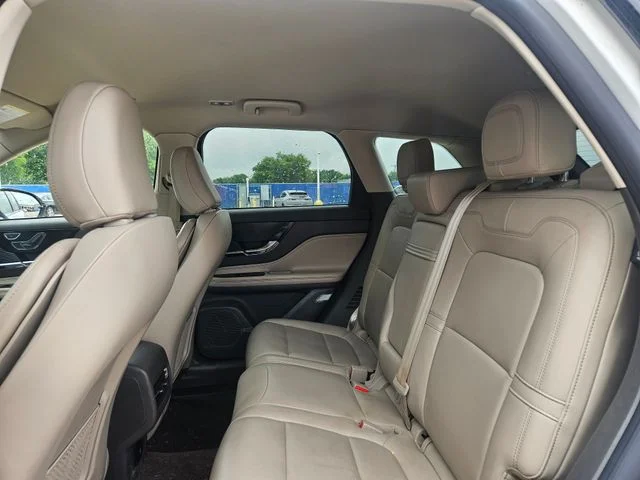 Used 2021 Pristine White Lincoln Standard image 5