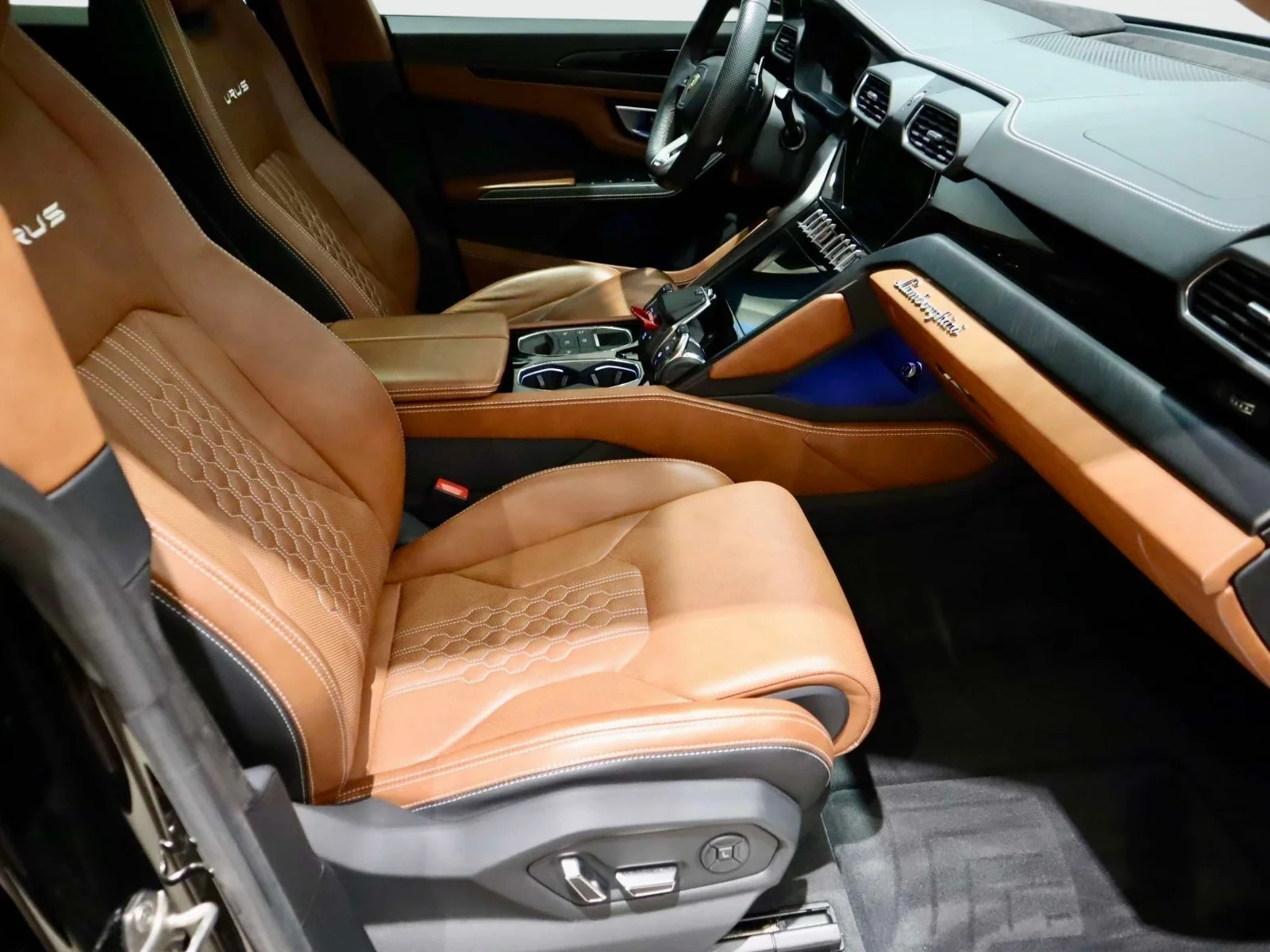Used 2023 Black Lamborghini S AWD image 16