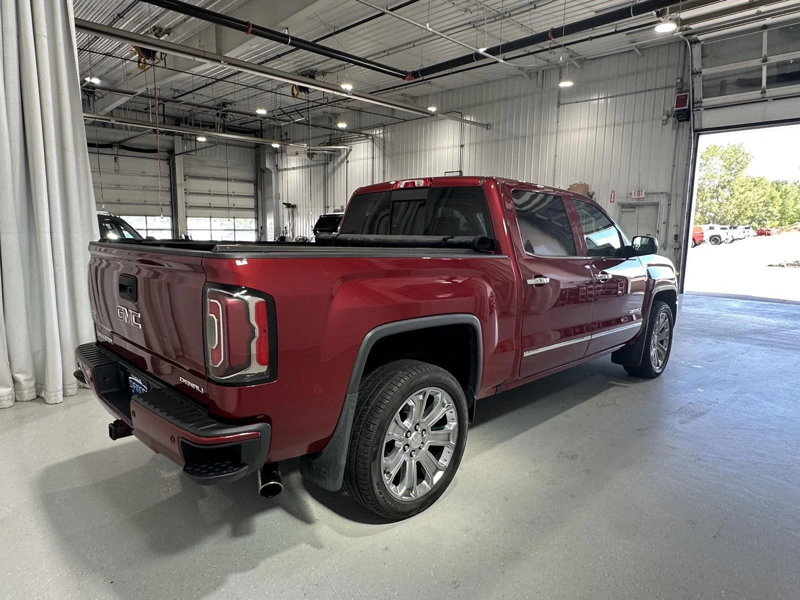 Used 2018 RED QUARTZ TINTCOAT GMC Denali image 5