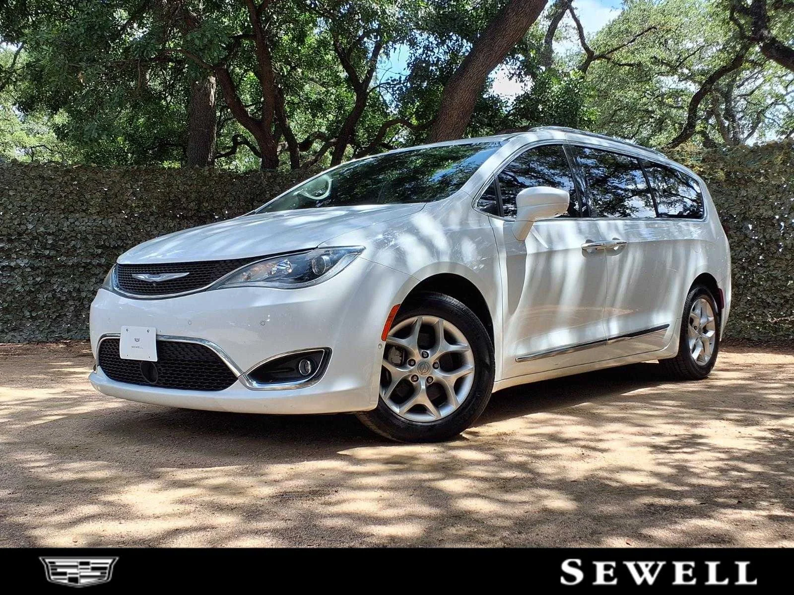 2019 Chrysler Pacifica Touring L Plus's photo