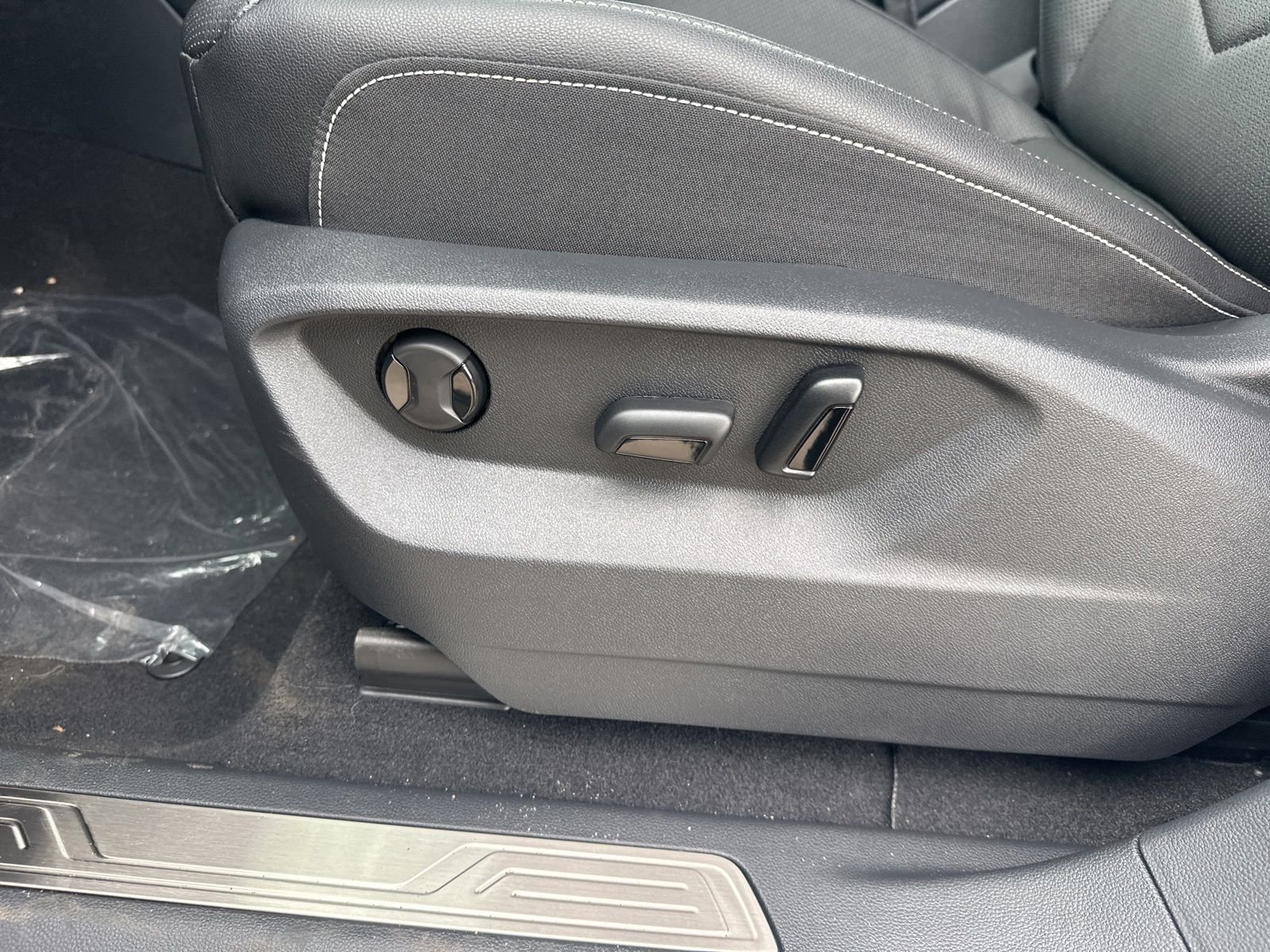 New 2026 Silver Volkswagen 2.0T SE w/Technology image 12