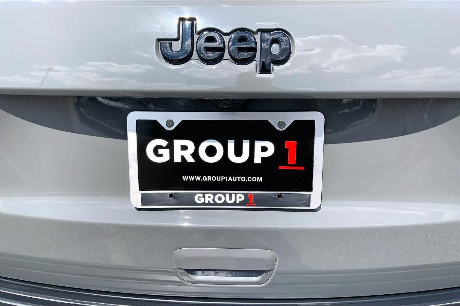 Used 2022 Sting-Gray Clearcoat Jeep Laredo X image 10