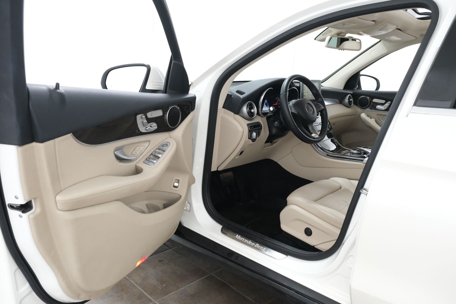 Used 2017 designo Diamond White Metallic Mercedes-Benz GLC 300 image 24
