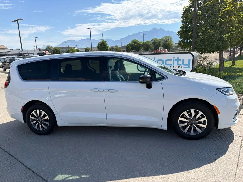 Used 2024 White Chrysler Select image 8