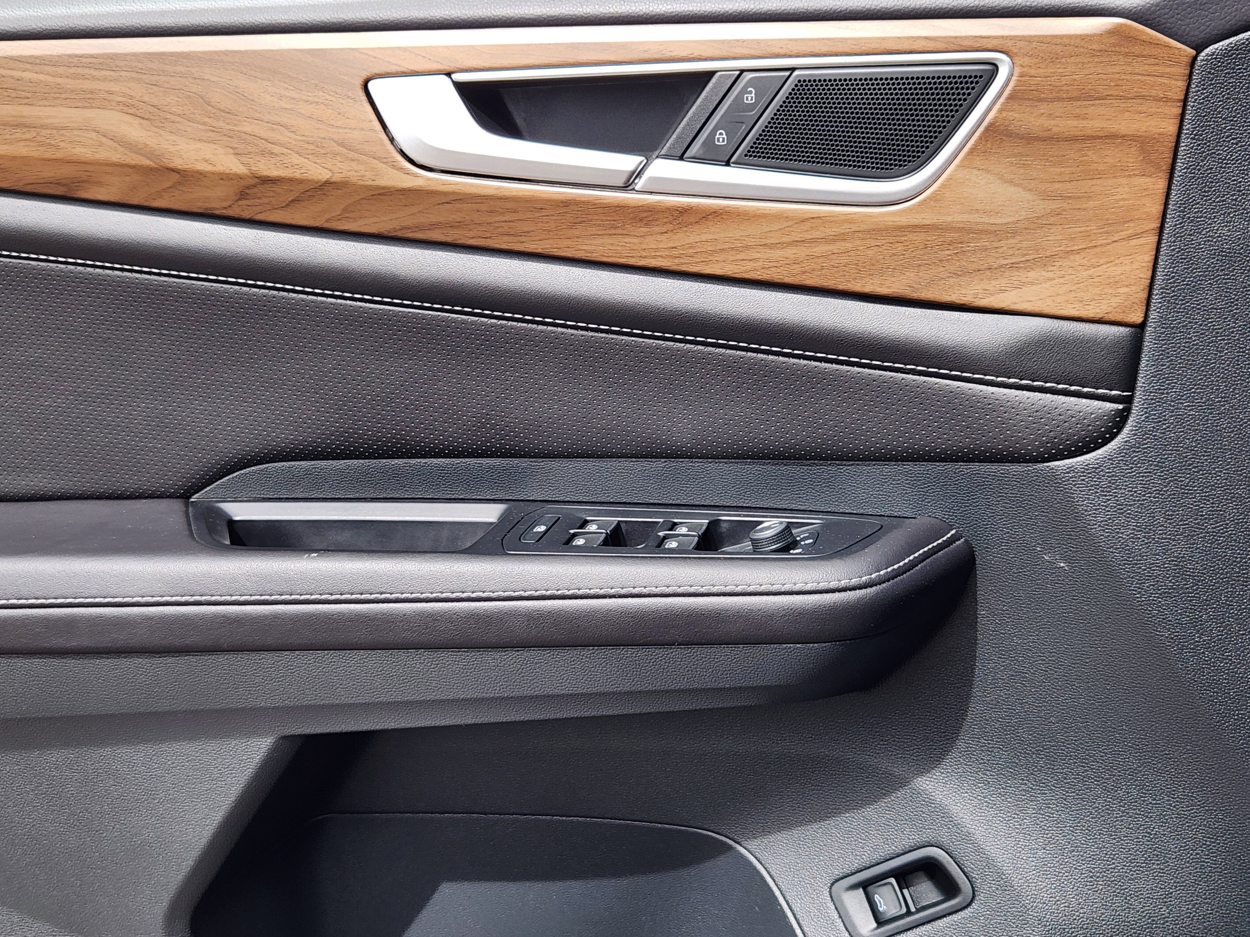 2025 Volkswagen Atlas SE w/Tech - Photo 19