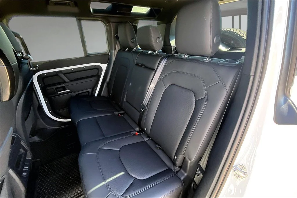 New 2026 White Land Rover X-Dynamic SE image 10