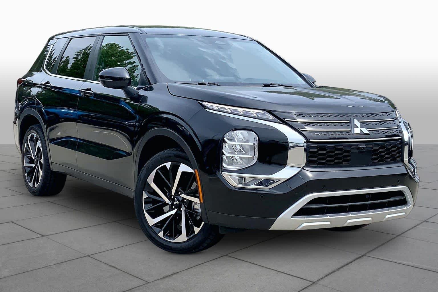 Used 2024 Black Diamond Mitsubishi SE image 3
