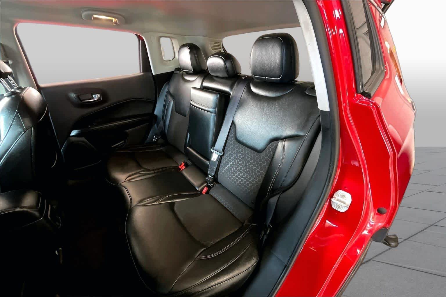 Used 2018 Redline Pearlcoat Jeep Latitude image 21