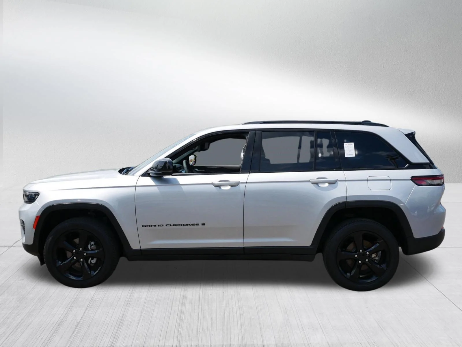 Used 2023 Silver Zynith Jeep Altitude image 4