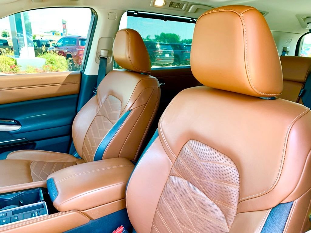 Used 2023 Gray Nissan Platinum image 13