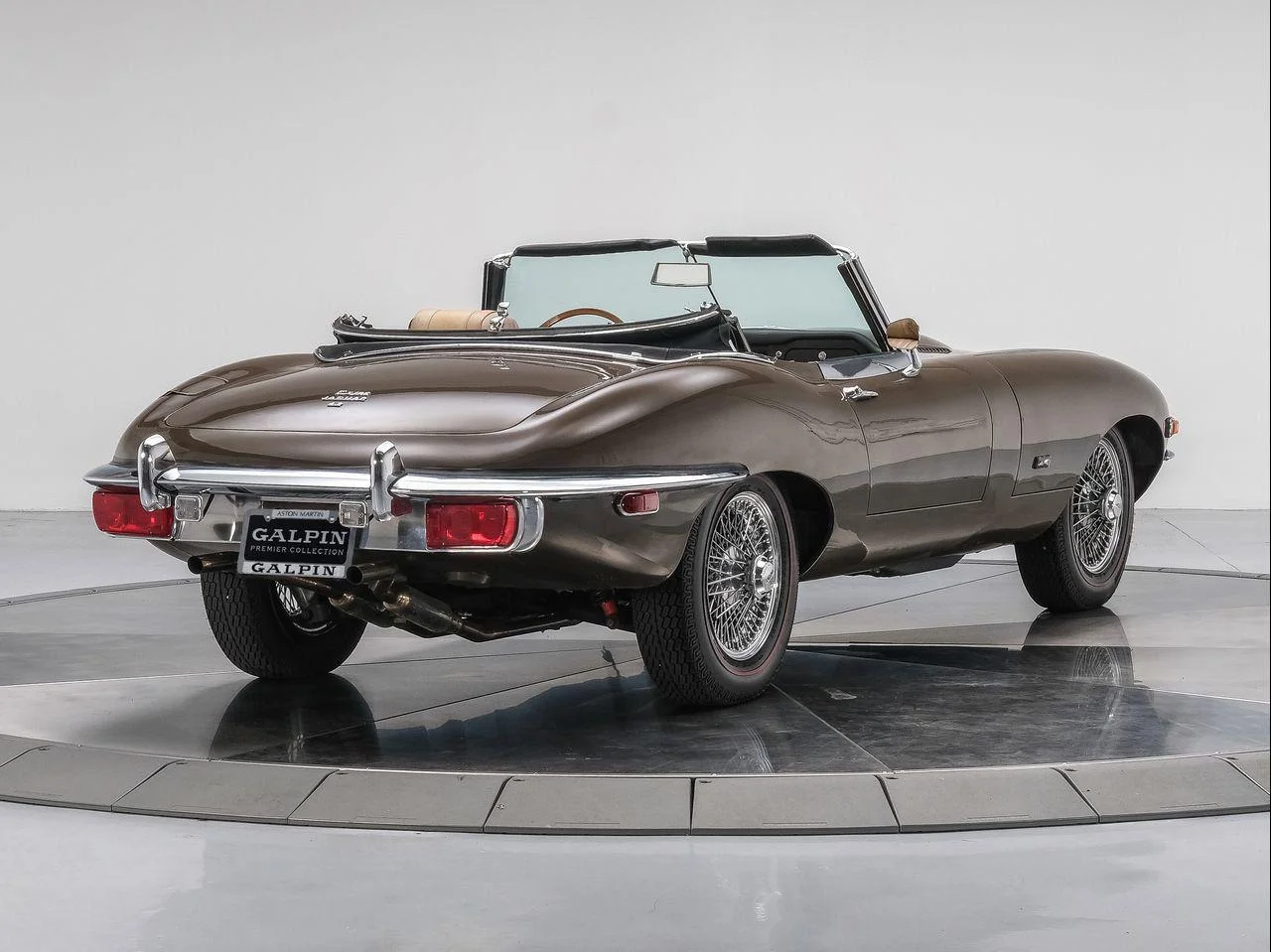 Used 1971  Jaguar Series II image 13