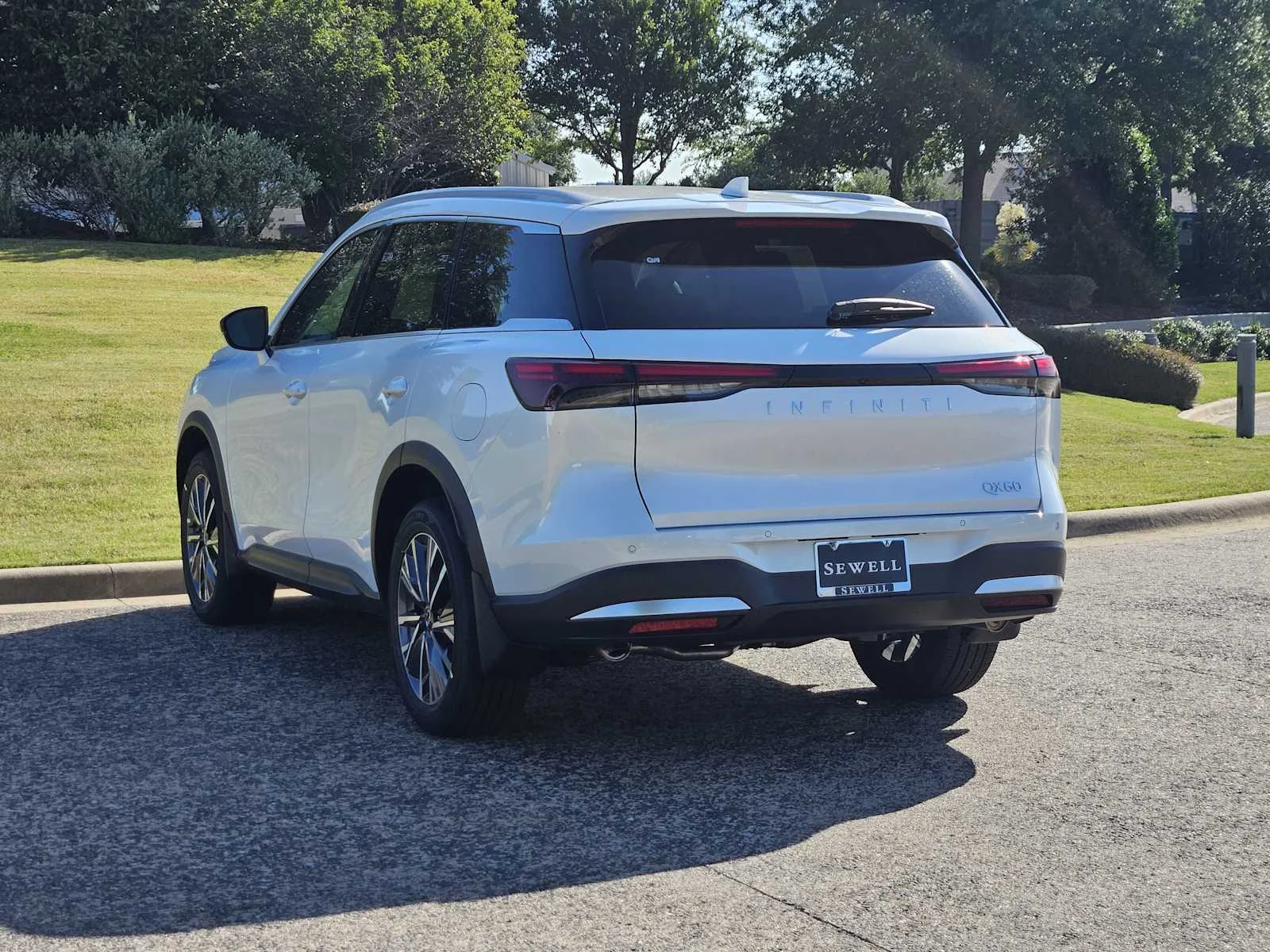 New 2027 RADIANT WHITE INFINITI Luxe FWD image 3
