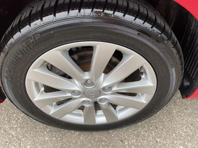 Used 2015 Red Kia EX image 31