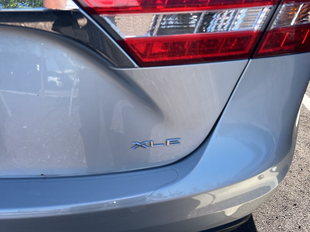Used 2013 Classic Silver Metallic Toyota XLE Premium image 20
