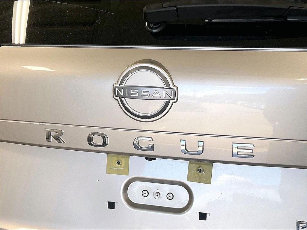 Used 2023 Gold Nissan Platinum image 29