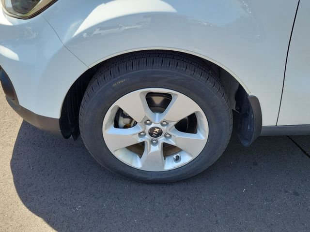 Used 2018 White Kia Base image 6