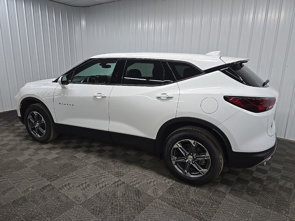 Used 2023 Summit White Chevrolet LT image 4