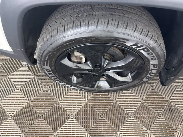 Used 2018 White Jeep Latitude image 26