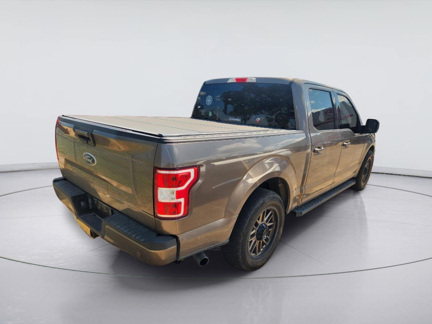 Used 2018 Stone Gray Ford XLT image 4