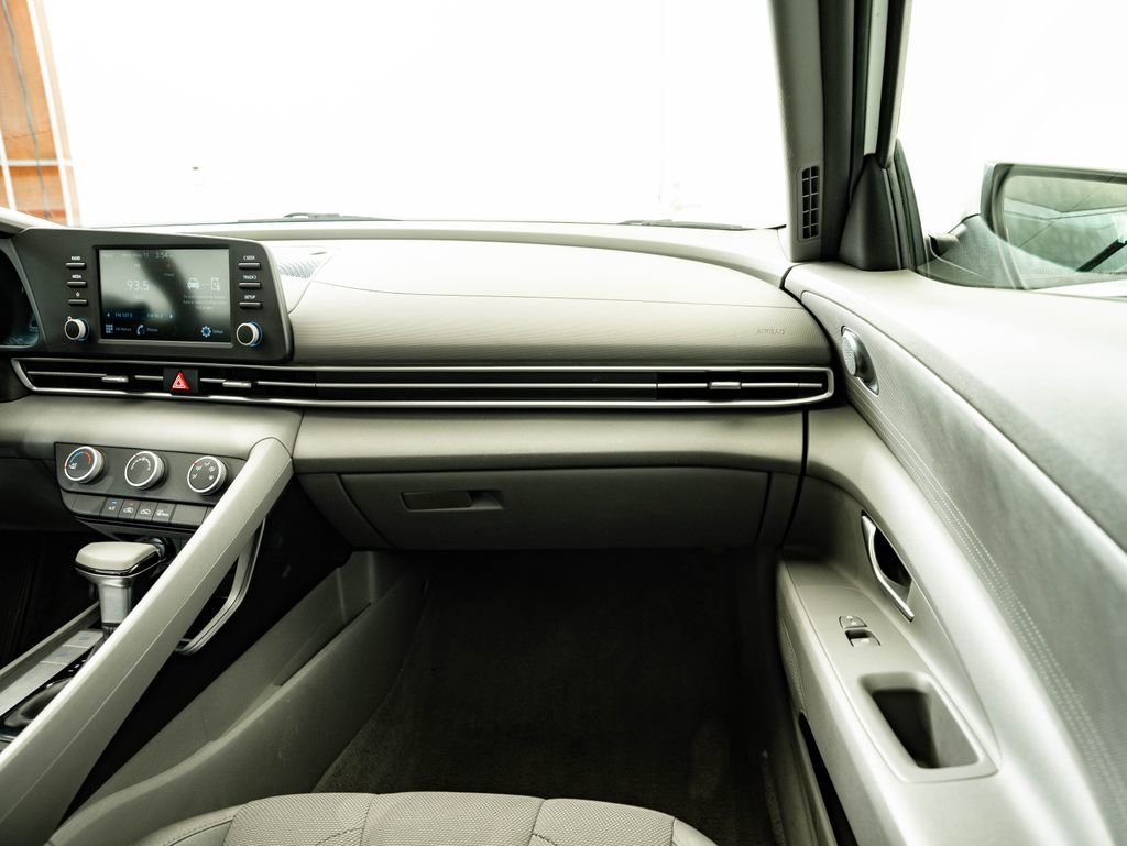 Used 2021 Quartz White Hyundai SE image 44