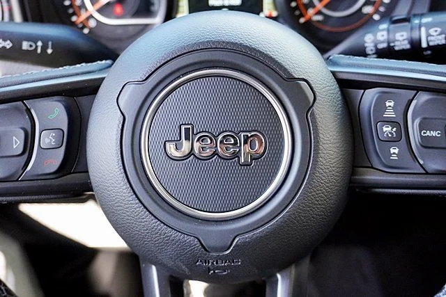 New 2026 Bright White Clear-Coat Exterior Paint Jeep Rubicon X image 43