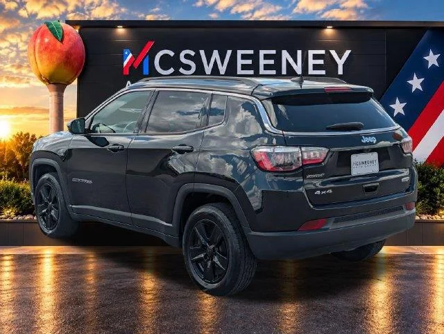 Used 2022  Jeep Latitude image 3