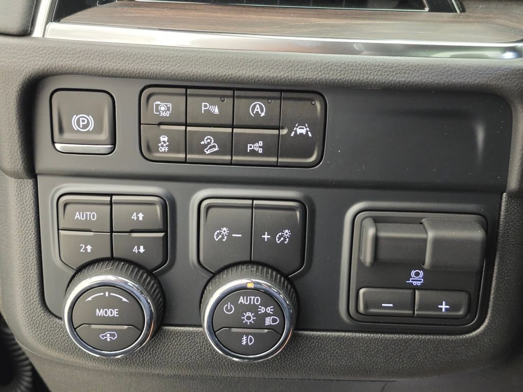 2025 Chevrolet Suburban Z71 - Photo 13