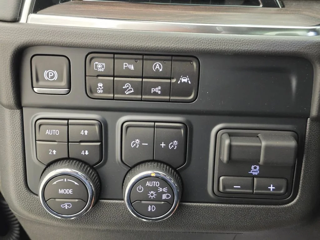 2025 Chevrolet Suburban Z71 - Photo 13