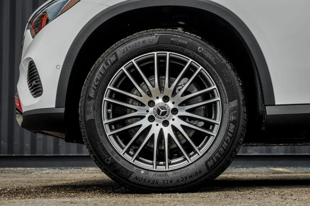 New 2026 Polar White Mercedes-Benz GLC 300 image 4
