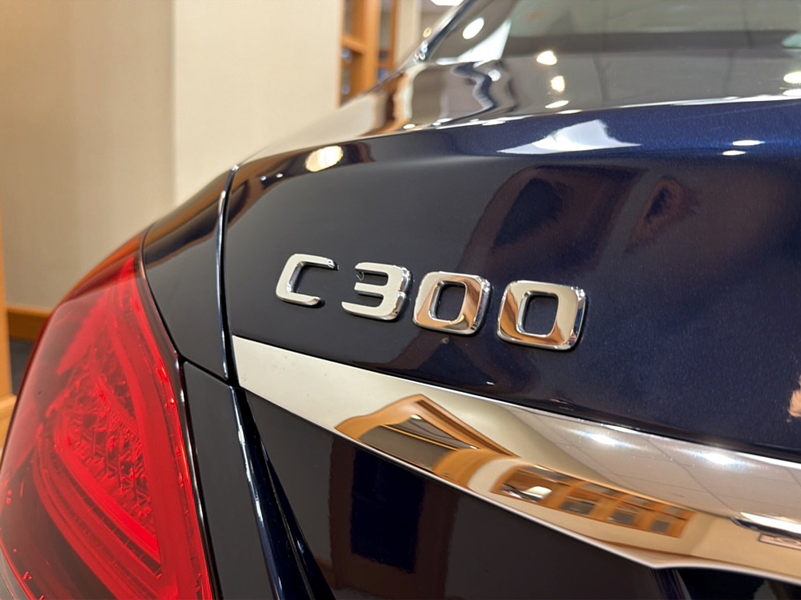 Used 2021 Lunar Blue Metallic Mercedes-Benz 4MATIC® Sedan image 29